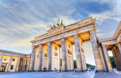The Brandenburg Gate at sunset, with the beginning of the Straße des 17. Juni in the background.