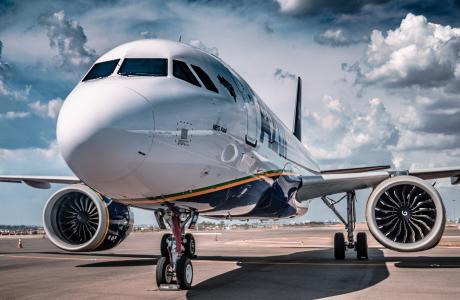 An Airbus A320 from the front.