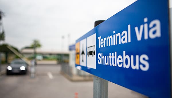 Shuttle-Bus Hinweis Schild am Easy Airport Parking Parkplatz Hannover